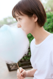 一位年轻女孩手拿棉花糖