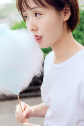 一位年轻女孩手拿棉花糖