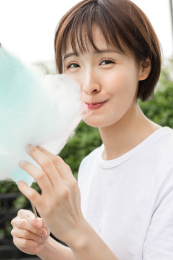 一位年轻女孩手拿棉花糖