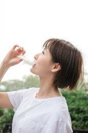 一位年轻女孩手拿棉花糖