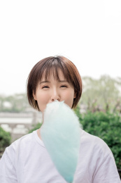一位年轻女孩手拿棉花糖