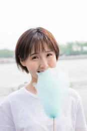 一位年轻女孩手拿棉花糖