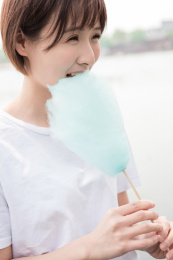 一位年轻女孩手拿棉花糖