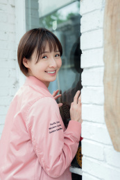 朝着镜头微笑的女孩