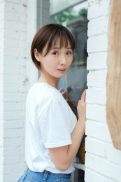 朝着镜头微笑的女孩