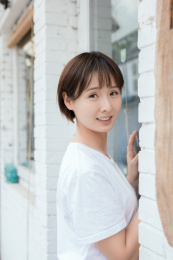 朝着镜头微笑的女孩