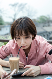 带着眼镜的女孩