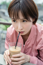 喝奶茶的女孩