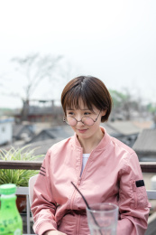 带着眼镜的女孩