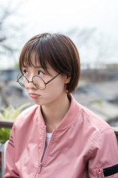 带着眼镜的女孩