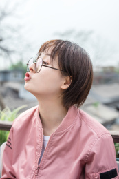 带着眼镜的女孩