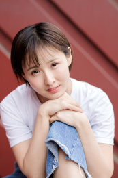 在红色背景墙前的女孩