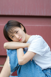 朝着镜头微笑的女孩