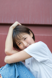 朝着镜头微笑的女孩