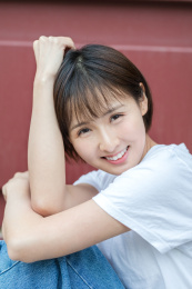 朝着镜头微笑的女孩