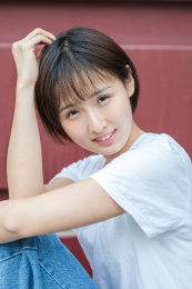 朝着镜头微笑的女孩