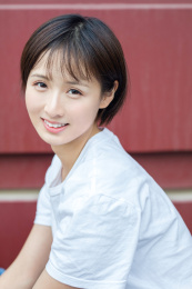 朝着镜头微笑的女孩