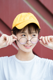 戴眼镜的女孩