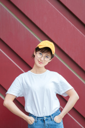 带着黄色帽子的清新女孩