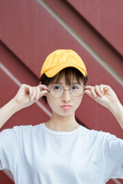 带着黄色帽子的清新女孩