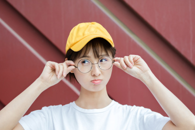 带着黄色帽子的清新女孩