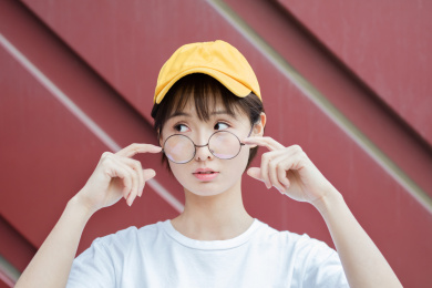 带着黄色帽子的清新女孩