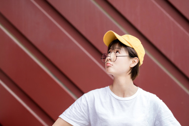 带着黄色帽子的清新女孩