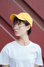 带着黄色帽子的清新女孩