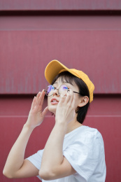 带着黄色帽子的清新女孩