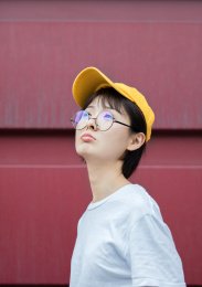 带着黄色帽子的清新女孩