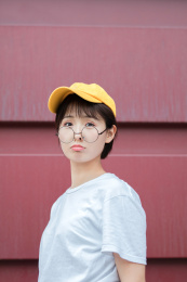 带着黄色帽子的清新女孩