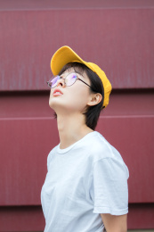 带着黄色帽子的清新女孩