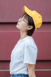 带着黄色帽子的清新女孩