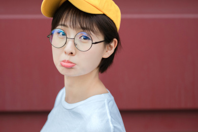 戴眼镜的女孩