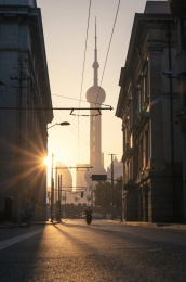 上海外滩阳光下的清晨