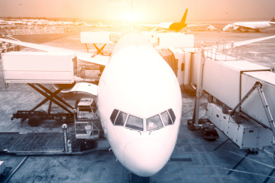 机场有拥挤的飞机与阳光