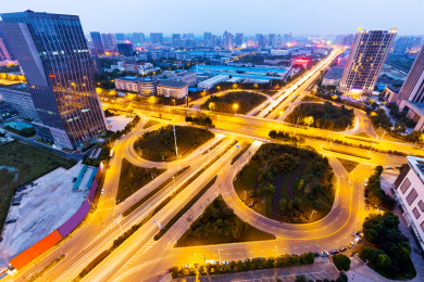 傍晚在安徽合肥市中心照明路口