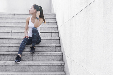 年轻女子坐在台阶上面休息