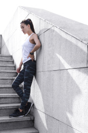 年轻女子倚靠在墙壁上面