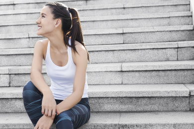 年轻女子坐在台阶上面休息