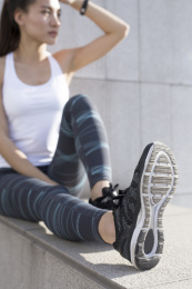 年轻女子倚靠在墙壁上面