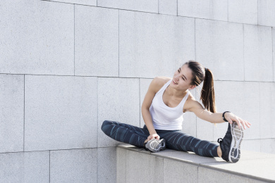 年轻女子在做舒展运动