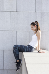 年轻女子在做舒展运动