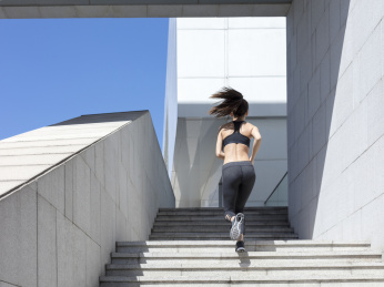 年轻女子在台阶上面跑步