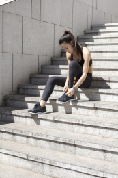 年轻女子坐在台阶上面休息