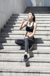 年轻女子坐在台阶上面休息