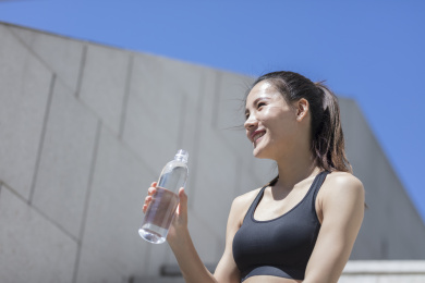 年轻女子在喝水