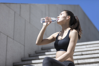 年轻女子在喝水