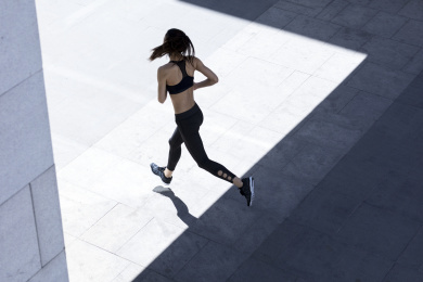 年轻女子在跑步