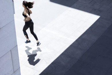 年轻女子在跑步